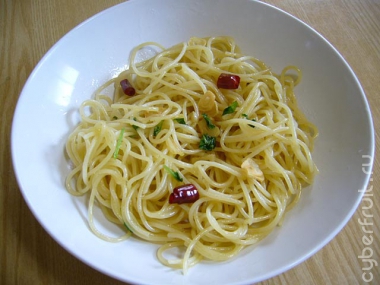 Спагетти с чесноком и оливковым маслом (и острым перцем)