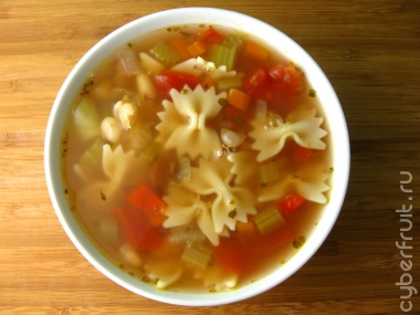 Суп минестроне с овощами, фасолью и макаронами бантиками